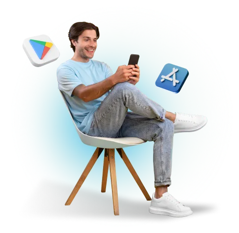Hombre sonriendo mientras usa su celular para ingresar a Playstore o Appstore y descargar LAFISE Digital