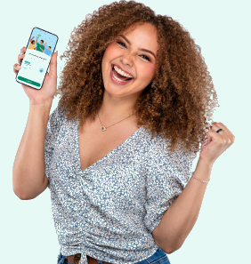 Persona feliz mostrando la app LAFISE Digital con Alias ACH