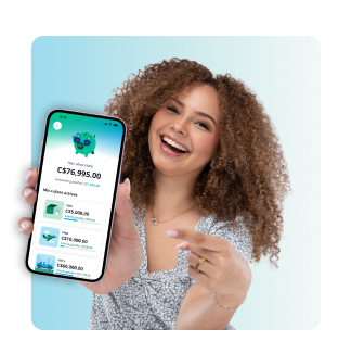 Mujer sonriente sosteniendo su celular con la pantalla de Cajitas de Ahorro de LAFISE Digital