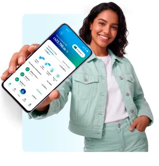 Mujer sonriente acercando su mano y mostrando pantalla de LAFISE Digital.