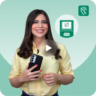 Mujer sonriente sosteniendo teléfono mostrando funcionalidad de Retiro sin Tarjeta.