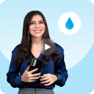 Mujer sonriente sosteniendo teléfono mostrando funcionalidad de Pago de servicios.