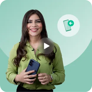 Mujer sonriente sosteniendo teléfono mostrando funcionalidad de Recarga celular.