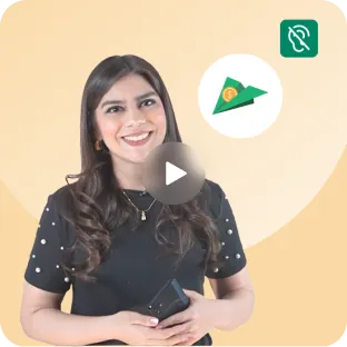 Mujer sonriente sosteniendo teléfono mostrando funcionalidad de Recibir Remesa.