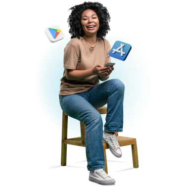 Mujer sonriente revisando su celular, rodeada de los iconos de Google Play y App Store